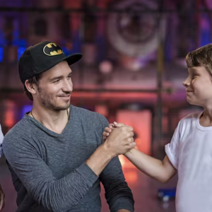 Teamwork: Felix Neureuther und Teilnehmende seines Projektes „Beweg dich schlau“ (Foto: Felix Neureuther Stiftung)