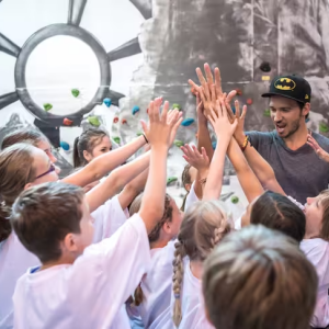 Aktion: Felix Neureuther und Teilnehmende seines Projektes „Beweg dich schlau“ (Foto: Felix Neureuther Stiftung)