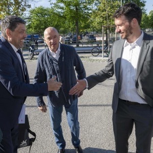 Begrüßung (von links nach rechts): 1. VMS-Vorsitzender Thomas Walz, Christian Neureuther und „Goldenes Band“-Preisträger Felix Neureuther (Foto: Martin Hangen für VDS)