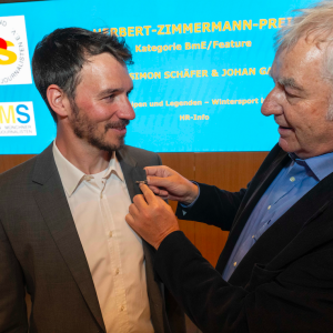 Ehrung: Jury-Vorsitzender Erich Laaser (rechts) steckt Preisträger Felix Neureuther das „Goldene Band“ an (Foto: Martin Hangen für VDS)