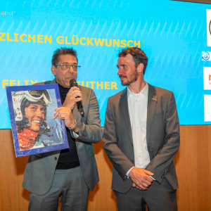 Bühnentalk: VMS-Schatzmeister Joachim Walz (links) und „Goldenes Band“-Preisträger Felix Neureuther (Foto: Martin Hangen für VDS)