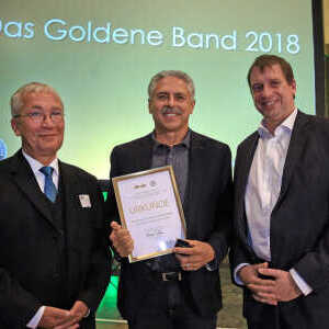Auszeichnung Das Goldene Band 2018: Hanns Ostermann, Preisträger Harald Schmid (M) und Aleksander Dzembritzki, Staatssekretär für Sport