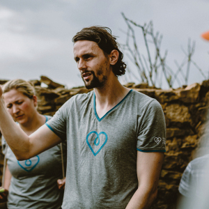 Neven Subotic mit Teammitgliedern im Einsatz (Foto: Stiftung)
