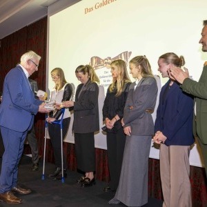 Übergabe des Goldenen Bandes durch VHS-Vorsitzenden Carsten Harms (Foto: Tilo Wiedensohler)