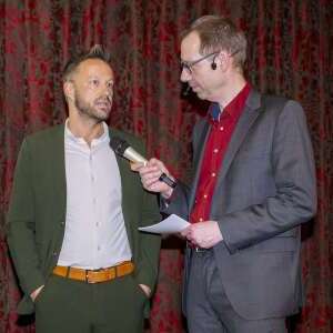 Moderator Jörg Naroska (rechts) interviewt den Erfolgstrainer Victor Altenburg (Foto: Tilo Wiedensohler)