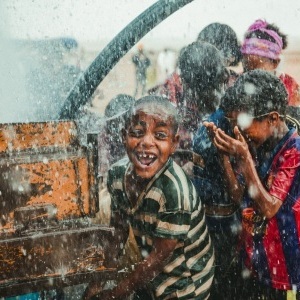Freude über sauberes Wasser (Foto: Neven Subotic Stiftung)