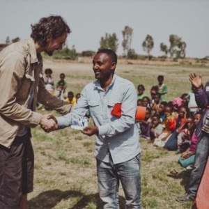 Neven Subotic bei einem seiner Projekte (Foto: Stiftung)