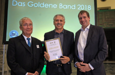 Auszeichnung Das Goldene Band 2018: Hanns Ostermann, Preistraeger Harald Schmid (M) und Aleksander Dzembritzki, Staatssekretr fr Sport
